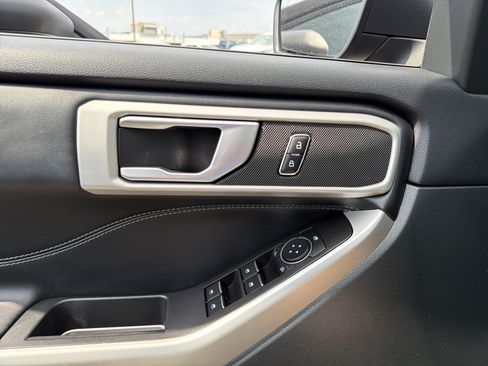 Used 2023 Ford Explorer XLT AWD/4WD image 15