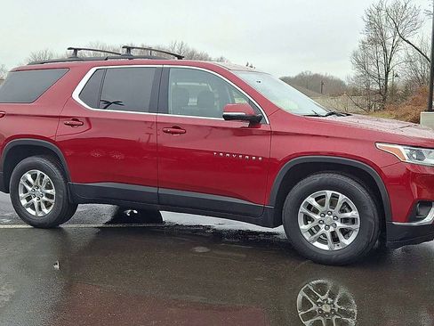 Used 2020 Chevrolet Traverse LT w/ Driver Confidence II Package image 4