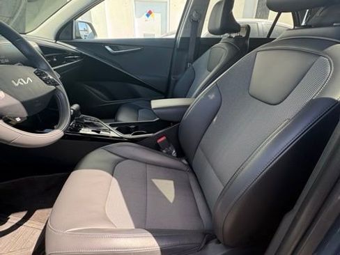 Certified 2024 Kia Niro EX FWD image 9