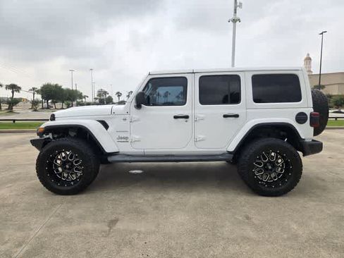 Used 2018 Jeep Wrangler Unlimited Sahara AWD/4WD image 3