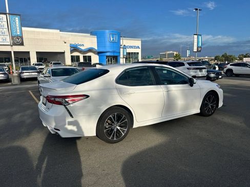 Used 2019 Toyota Camry SE FWD image 3