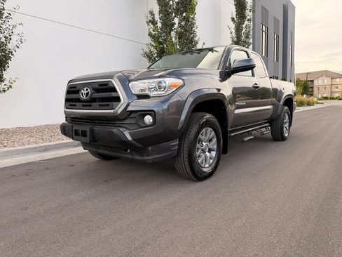 Used 2017 Toyota Tacoma SR5 w/ Tow Package AWD/4WD image 12