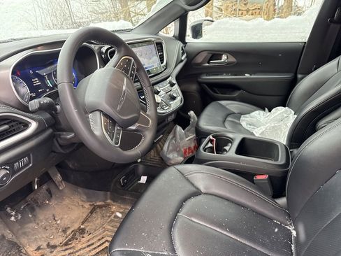 Used 2025 Chrysler Pacifica Select image 9
