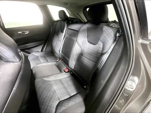 Used 2022 Volvo XC60 B5 Momentum image 26