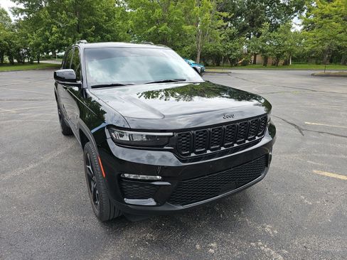 Used 2023 Jeep Grand Cherokee Limited w/ Black Appearance Package AWD/4WD image 8