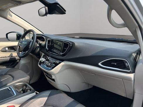 Used 2024 Chrysler Pacifica Touring-L FWD image 29