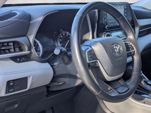Used 2022 Toyota Highlander XLE AWD/4WD image 3
