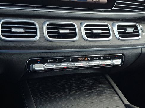 Certified 2025 Mercedes-Benz GLS 450 4MATIC image 17