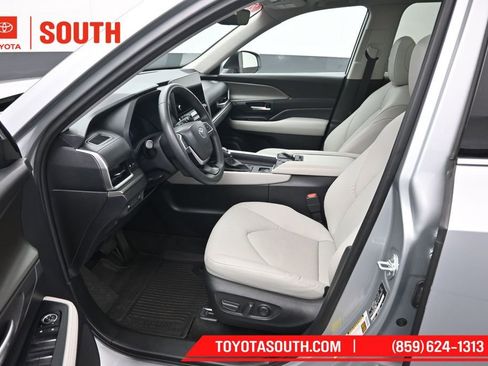 Used 2024 Toyota Grand Highlander AWD image 9