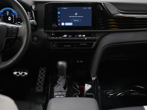 Used 2025 Toyota Camry SE image 14