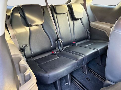 Used 2025 Kia Carnival FWD image 28