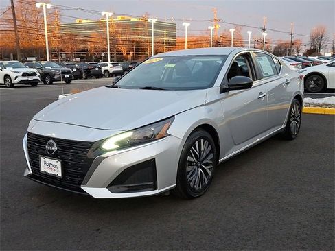 Used 2024 Nissan Altima 2.5 SV image 4