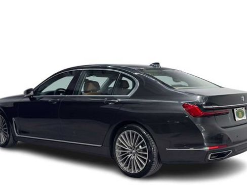 Used 2020 BMW 740i w/ Premium Package RWD image 4