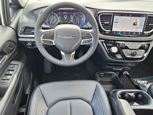 New 2026 Chrysler Pacifica Select image 12
