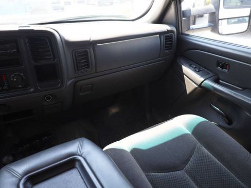 Used 2005 Chevrolet Silverado 2500 LS w/ Heavy-Duty Power Package AWD/4WD image 20