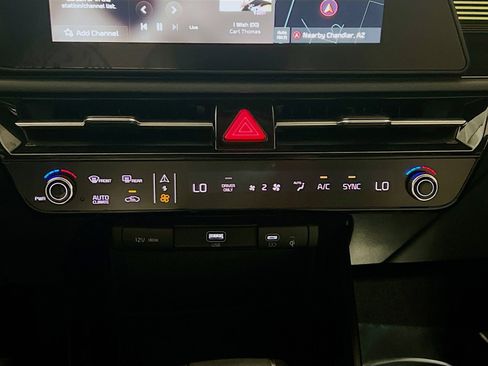 Used 2025 Kia Niro EX FWD image 12