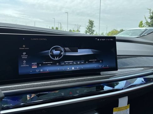 Used 2026 BMW 760i xDrive w/ Luxury Rear Seating Package AWD/4WD image 17