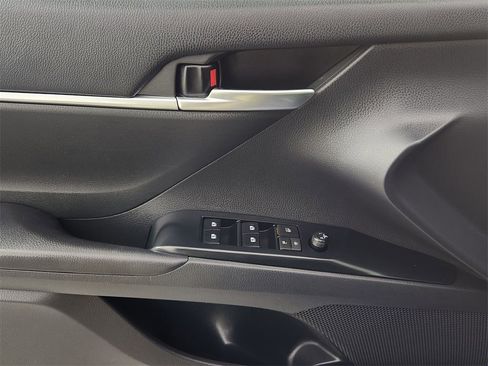 Used 2018 Toyota Camry LE image 9