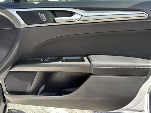 Used 2019 Ford Fusion SE FWD image 13