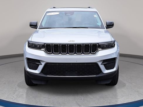 Used 2023 Jeep Grand Cherokee Laredo X AWD/4WD image 2