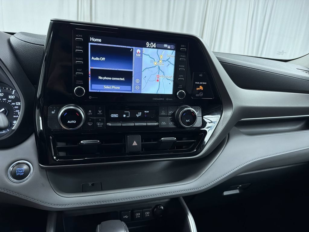 Used 2020 Toyota Highlander XLE AWD/4WD image 22