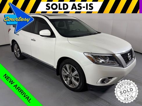 Used 2016 Nissan Pathfinder Platinum w/ Cargo Package FWD image 2
