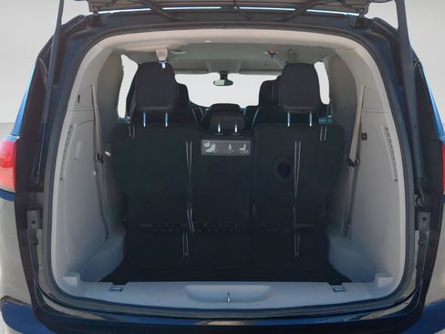 Used 2019 Chrysler Pacifica Touring-L FWD image 19