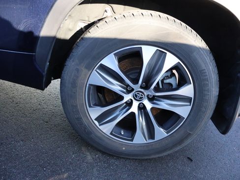 Used 2020 Toyota Highlander XLE image 40