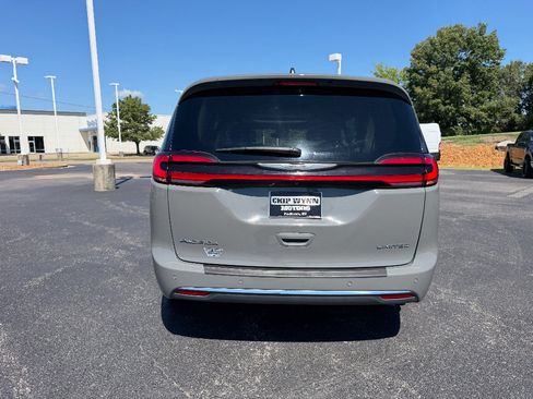 Used 2023 Chrysler Pacifica Limited FWD image 6