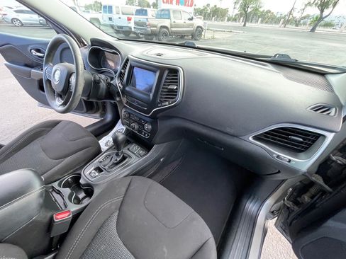 Used 2019 Jeep Cherokee Latitude w/ Popular Appearance Group FWD image 25