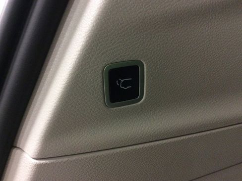 Used 2024 Chrysler Pacifica Touring-L AWD/4WD image 6