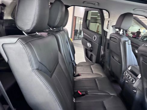 Used 2019 Land Rover Discovery HSE image 17