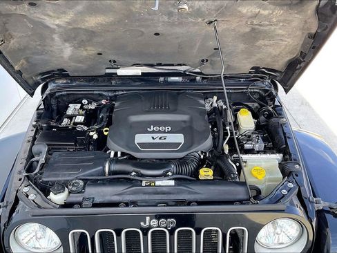 Used 2016 Jeep Wrangler Unlimited Sahara w/ Connectivity Group AWD/4WD image 9
