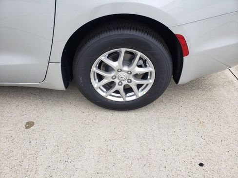 New 2026 Chrysler Pacifica Select image 8