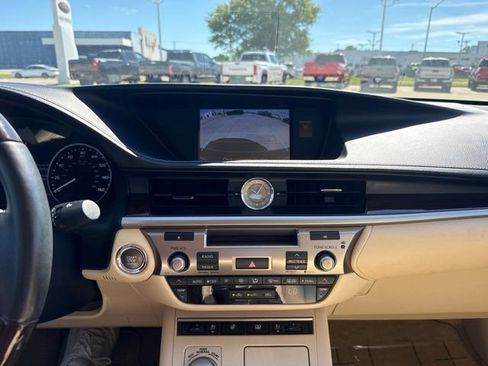 Used 2014 Lexus ES 350 w/ Luxury Package FWD image 9
