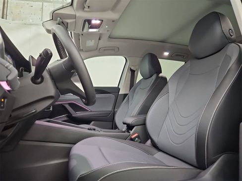 New 2025 Volkswagen Tiguan SE image 16