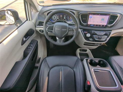 Certified 2024 Chrysler Pacifica Touring-L image 20