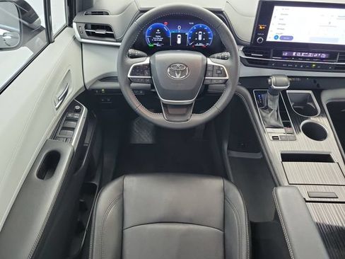 Used 2025 Toyota Sienna XSE FWD image 18