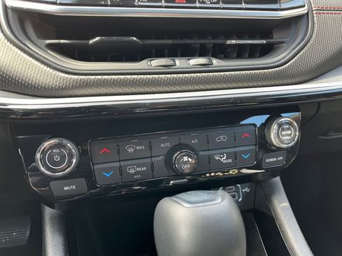 Used 2025 Jeep Compass Trailhawk image 24