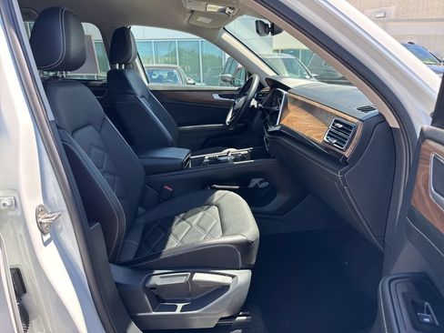 Used 2025 Volkswagen Atlas SE AWD/4WD image 13