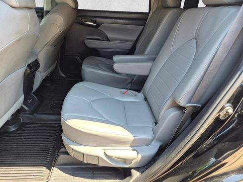 Used 2021 Toyota Highlander XLE AWD/4WD image 20