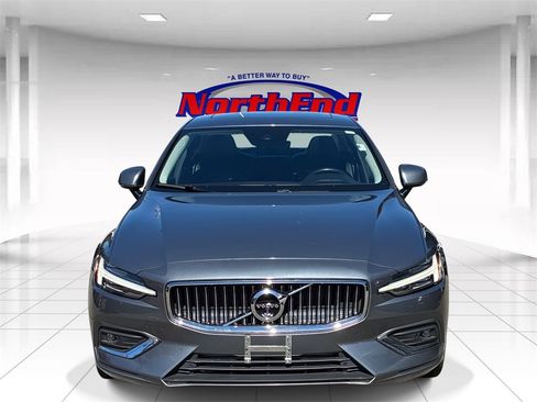 Used 2021 Volvo S60 T5 Inscription image 2