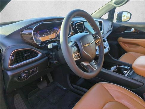 Used 2023 Chrysler Pacifica Pinnacle image 10