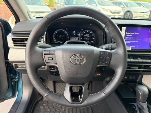 Used 2025 Toyota Camry XLE w/ Premium Plus Package AWD/4WD image 9