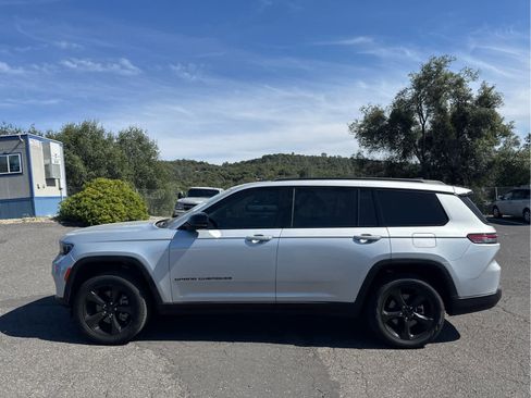 Used 2024 Jeep Grand Cherokee L Limited w/ Black Appearance Package AWD/4WD image 8