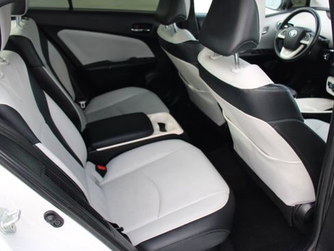 Used 2018 Toyota Prius Prime Advanced image 17