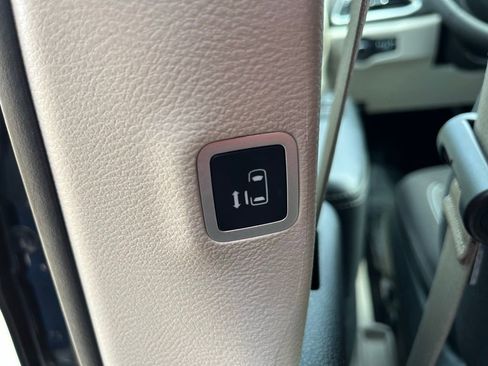 Used 2023 Chrysler Voyager LX image 25