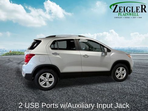 Used 2020 Chevrolet Trax LT w/ LT Convenience Package image 11