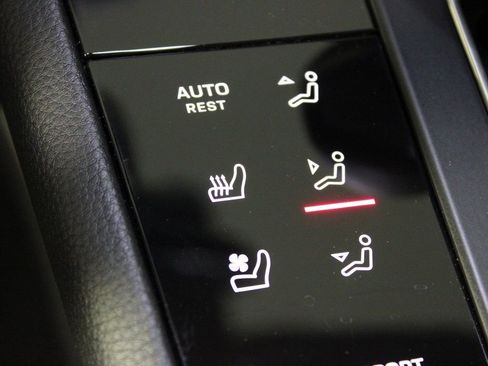 Certified 2025 Porsche Macan AWD/4WD image 28