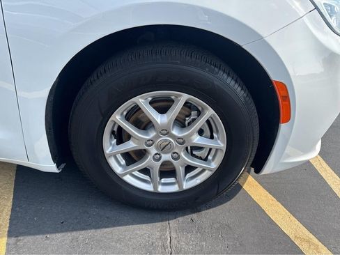 Used 2025 Chrysler Pacifica Select FWD image 7